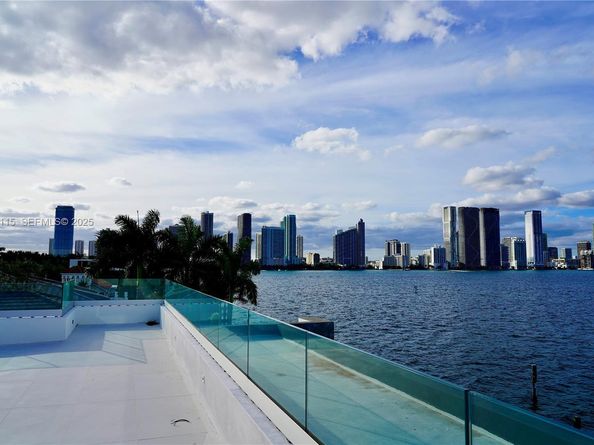 1041 N Venetian Dr, Miami FL 33139