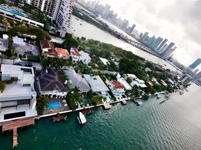 1041 N Venetian Dr, Miami FL 33139