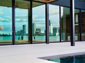 1041 N Venetian Dr, Miami FL 33139