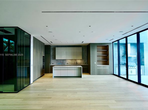 1041 N Venetian Dr, Miami FL 33139