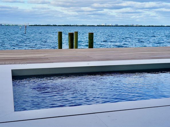 1041 N Venetian Dr, Miami FL 33139