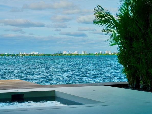 1041 N Venetian Dr, Miami FL 33139