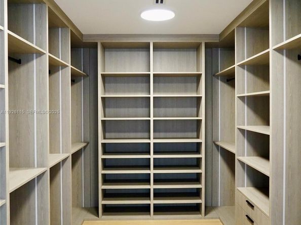 1041 N Venetian Dr, Miami FL 33139