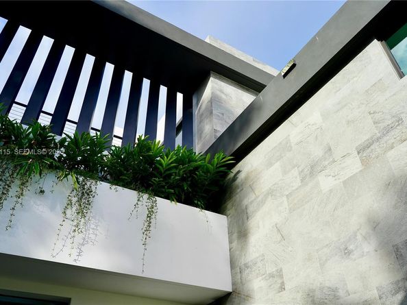 1041 N Venetian Dr, Miami FL 33139