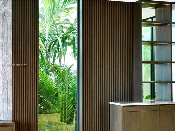 1041 N Venetian Dr, Miami FL 33139