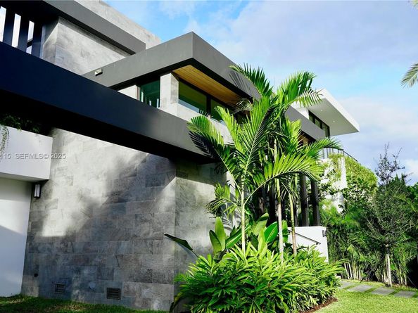 1041 N Venetian Dr, Miami FL 33139