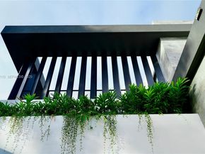 1041 N Venetian Dr, Miami FL 33139