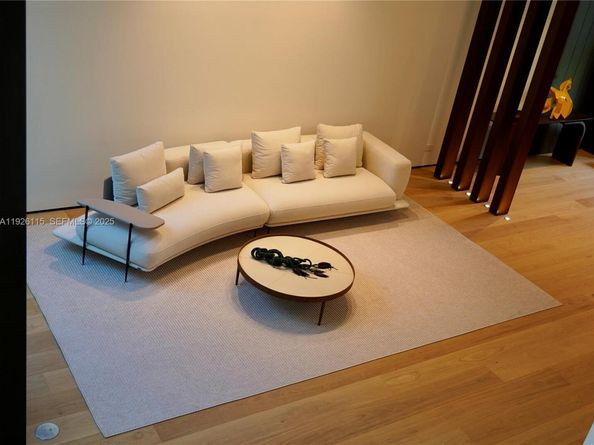 1041 N Venetian Dr, Miami FL 33139