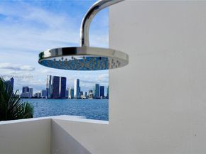 1041 N Venetian Dr, Miami FL 33139