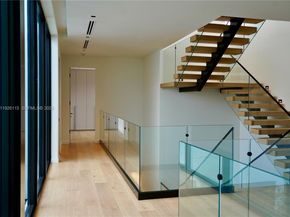 1041 N Venetian Dr, Miami FL 33139