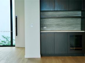 1041 N Venetian Dr, Miami FL 33139