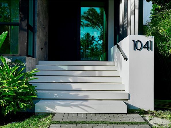 1041 N Venetian Dr, Miami FL 33139