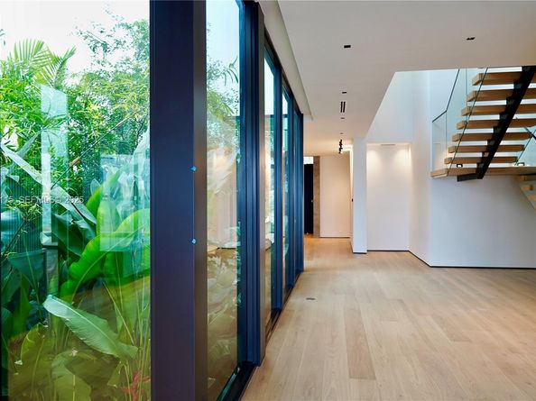 1041 N Venetian Dr, Miami FL 33139