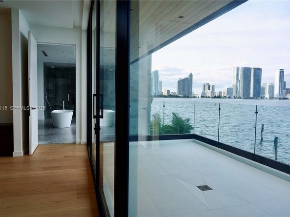 1041 N Venetian Dr, Miami FL 33139