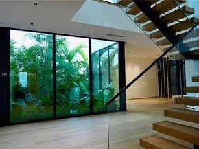 1041 N Venetian Dr, Miami FL 33139