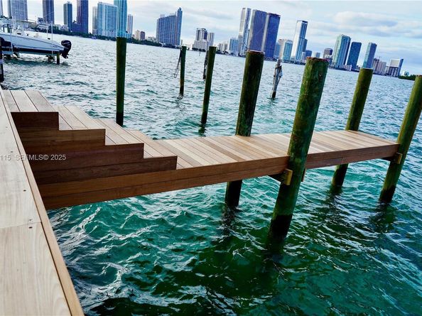 1041 N Venetian Dr, Miami FL 33139