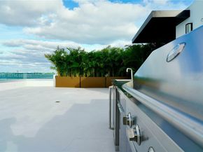 1041 N Venetian Dr, Miami FL 33139