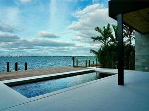 1041 N Venetian Dr, Miami FL 33139