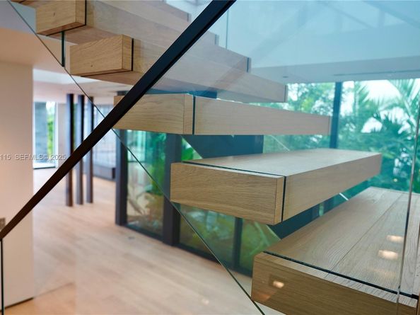 1041 N Venetian Dr, Miami FL 33139