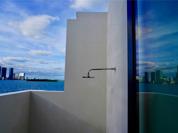 1041 N Venetian Dr, Miami FL 33139