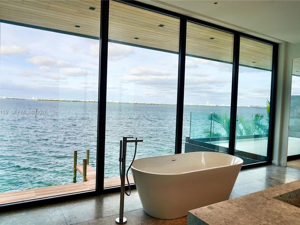 1041 N Venetian Dr, Miami FL 33139