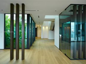 1041 N Venetian Dr, Miami FL 33139