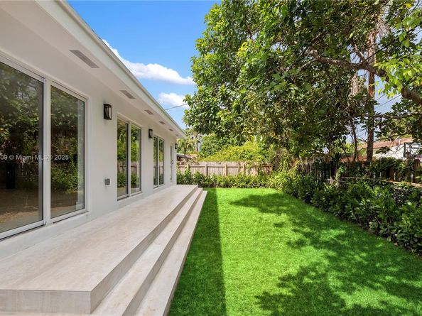 2251 SW 20th St, Miami FL 33145