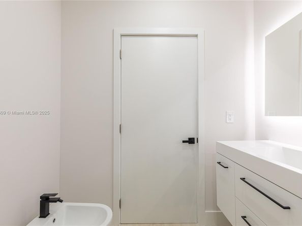 2251 SW 20th St, Miami FL 33145