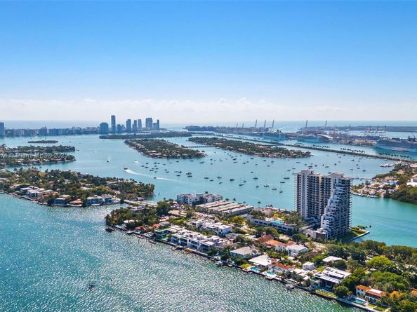 1011 N Venetian Dr, Miami FL 33139