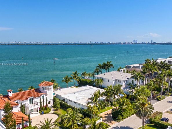 1011 N Venetian Dr, Miami FL 33139