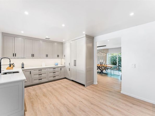1011 N Venetian Dr, Miami FL 33139