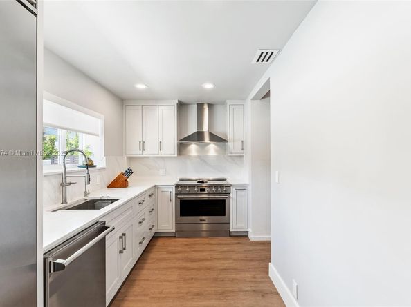 1011 N Venetian Dr, Miami FL 33139