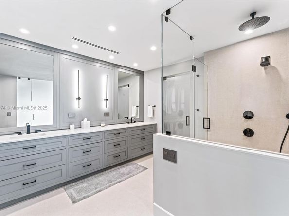 1011 N Venetian Dr, Miami FL 33139