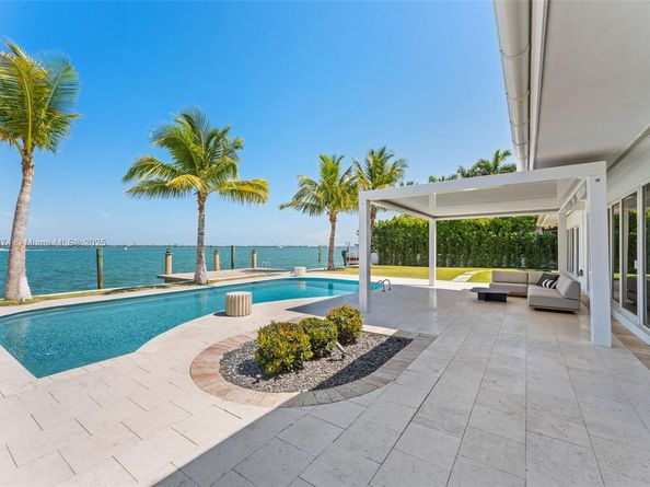 1011 N Venetian Dr, Miami FL 33139
