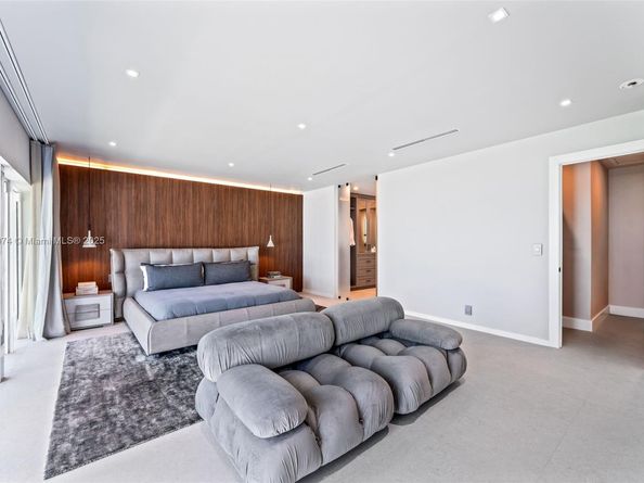 1011 N Venetian Dr, Miami FL 33139