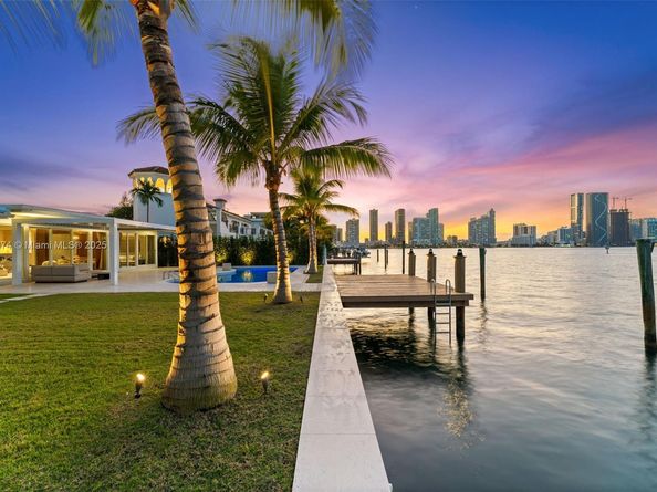 1011 N Venetian Dr, Miami FL 33139