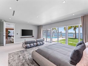 1011 N Venetian Dr, Miami FL 33139