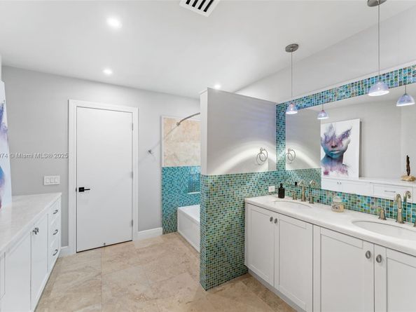 1011 N Venetian Dr, Miami FL 33139