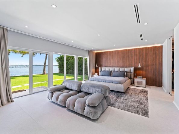 1011 N Venetian Dr, Miami FL 33139
