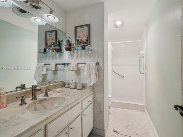 4350 Hillcrest Dr 303, Hollywood FL 33021