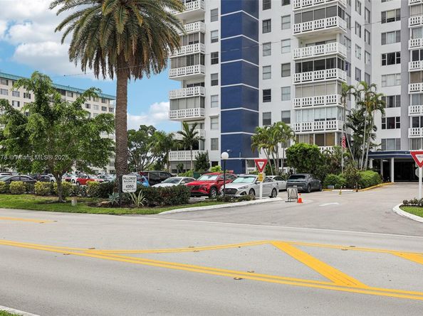 4350 Hillcrest Dr 303, Hollywood FL 33021