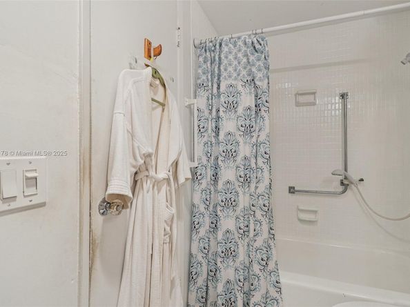 4350 Hillcrest Dr 303, Hollywood FL 33021