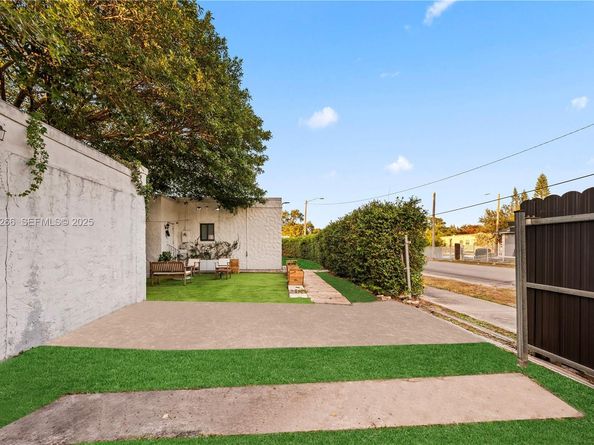 1910 NW 47th St, Miami FL 33142