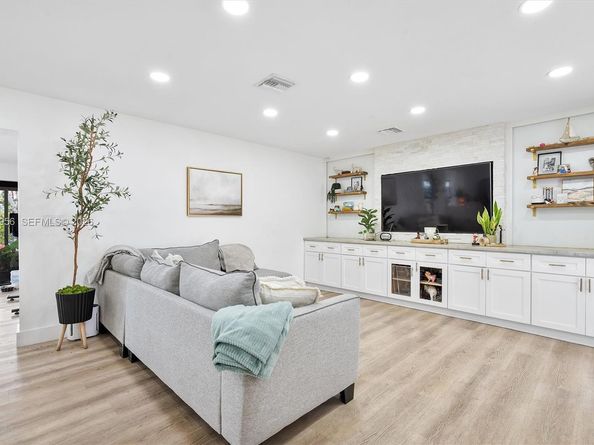 7810 NW 174th Ter, Hialeah FL 33015