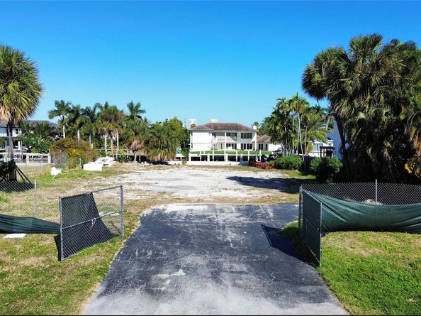 460 Holiday Dr, Hallandale Beach FL 33009