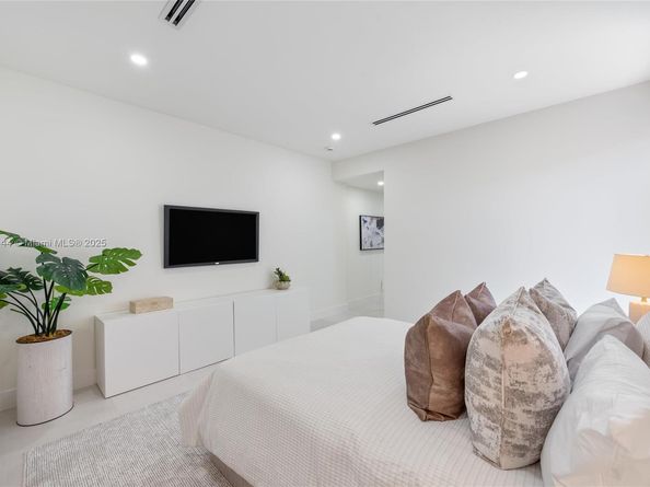 2127 SW 11th Ter, Miami FL 33135