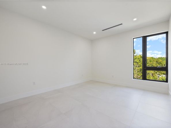 2127 SW 11th Ter, Miami FL 33135