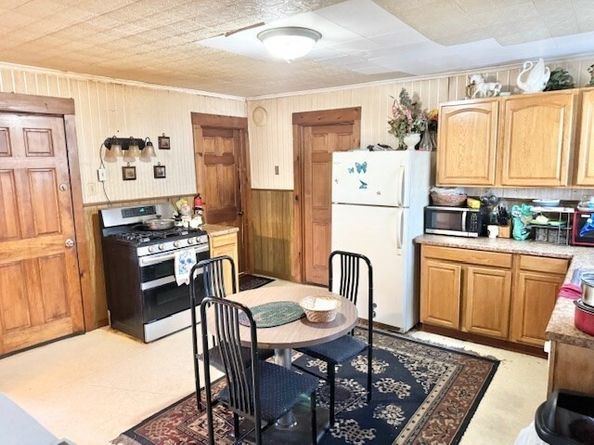 38 Mount Pleasant St, North Brookfield MA 01535