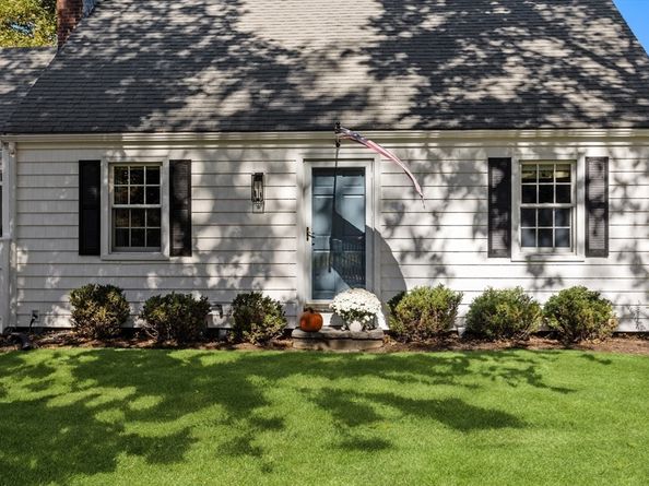 12 Merrymount Rd, Hingham MA 02043