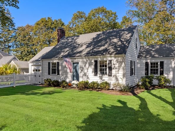 12 Merrymount Rd, Hingham MA 02043
